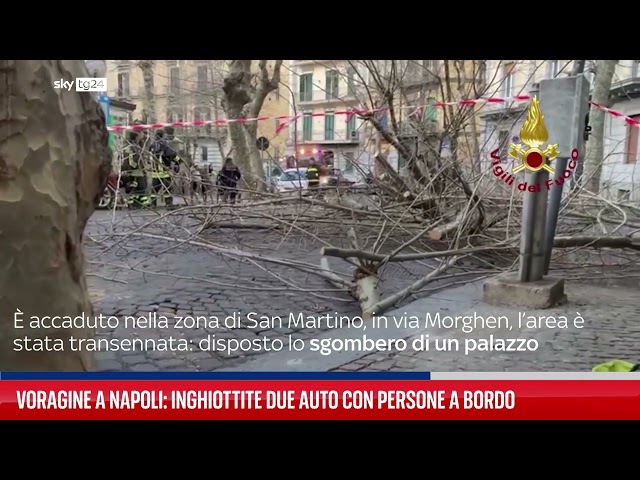 Voragine a Napoli: inghiottite due auto con persone a bordo