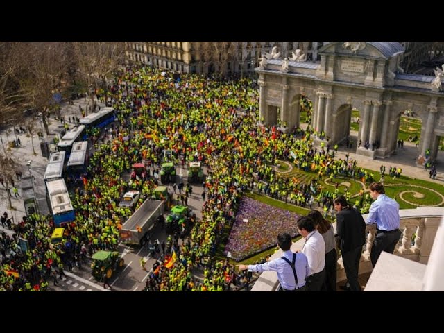 Los agricultores españoles llevan sus tractores y protestas hasta el centro de Madrid