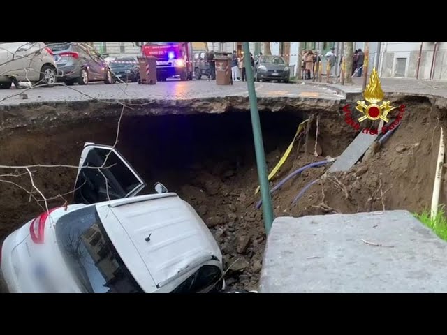 Dos heridos leves y vehículos atrapados tras desplomarse un tramo de una calle en Nápoles