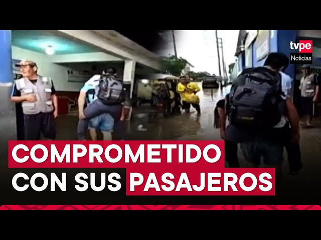 Tumbes: taxista carga a sus pasajeros para que no se mojen debido a calles inundadas por lluvias