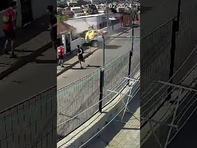 Camioneta sin control estuvo a centímetros de atropellarlos en Valparaíso