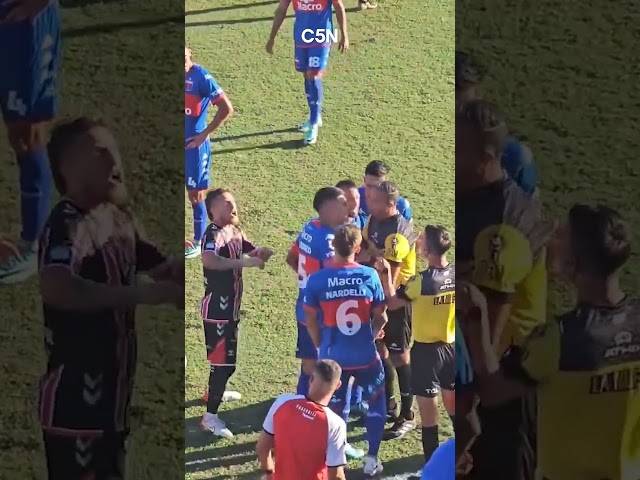 ⁣El MOMENTO del BOTELLAZO al JUGADOR de CHACARITA para SUSPENDER el CLÁSICO contra TIGRE