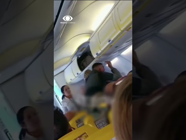 Discussão entre passageiros vira briga generalizada em avião