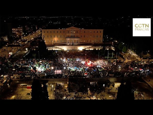 Les agriculteurs manifestent devant le Parlement à Athènes