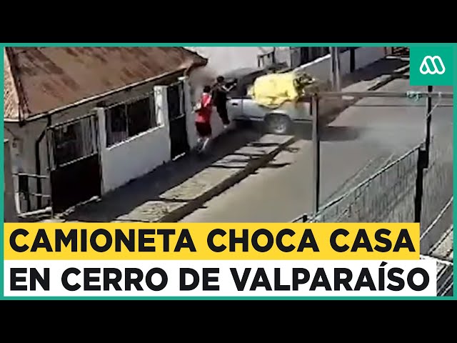 Camioneta choca casa en Cerro Los Placeres: Dos jóvenes casi fueron atropellados