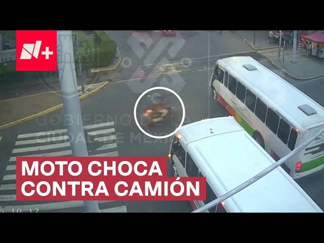 Motociclista se estampa contra camión que se pasó un alto - N+