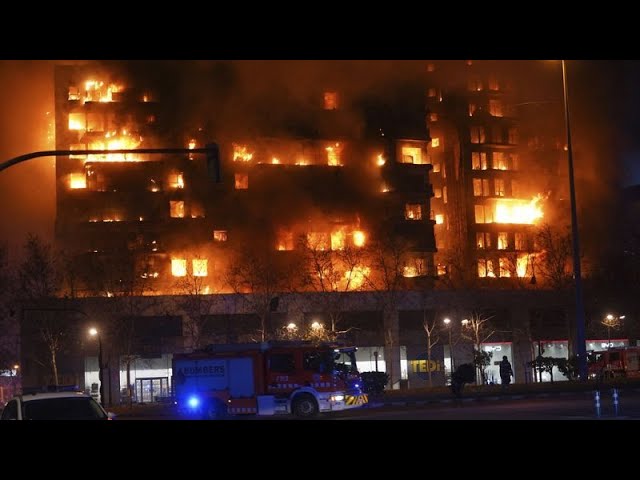 Großbrand in Valencia : Hochhaus steht komplett in Flammen