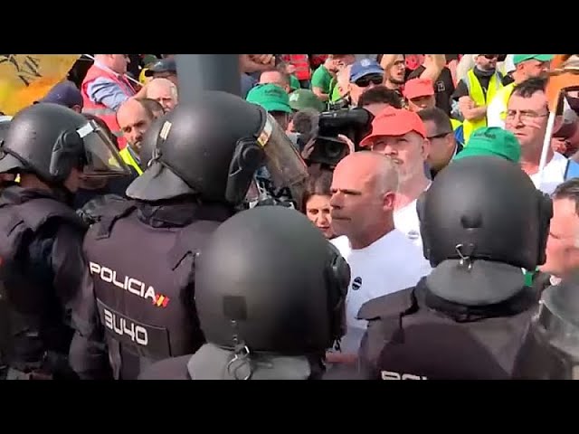 Disturbios en las tractoradas : Los agricultores y la Policía se enfrentan en Valencia