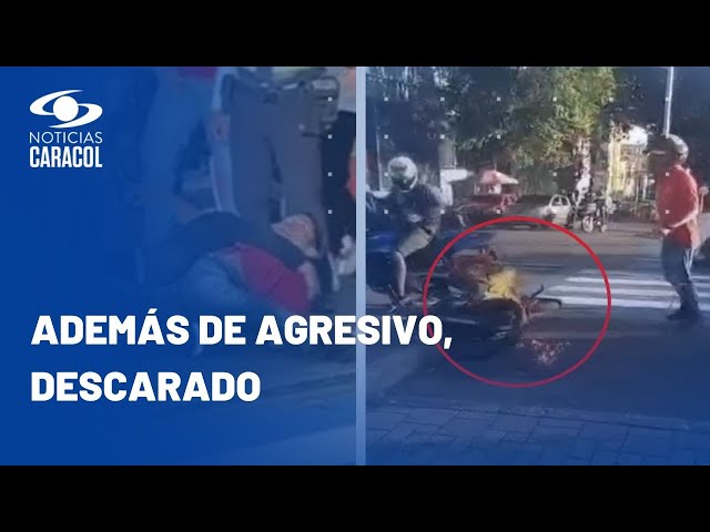 Motociclista atacó brutalmente a guarda de movilidad en Pereira: aterrador video