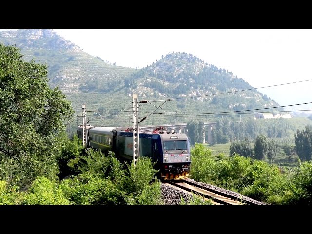 Tourists hop aboard slow train in E China's Shandong for stunning scenic views