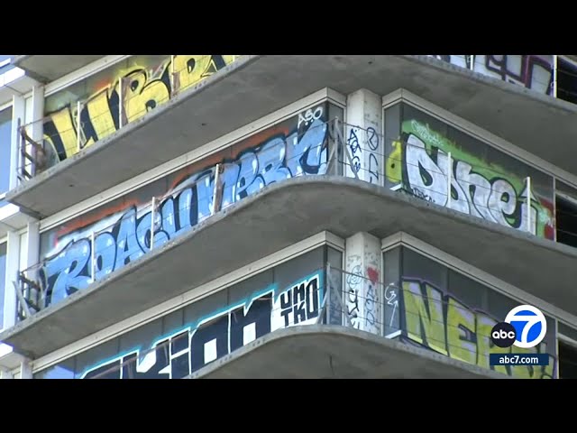 ⁣Fencing raised around graffitied skyscrapers in LA to prevent trespassers