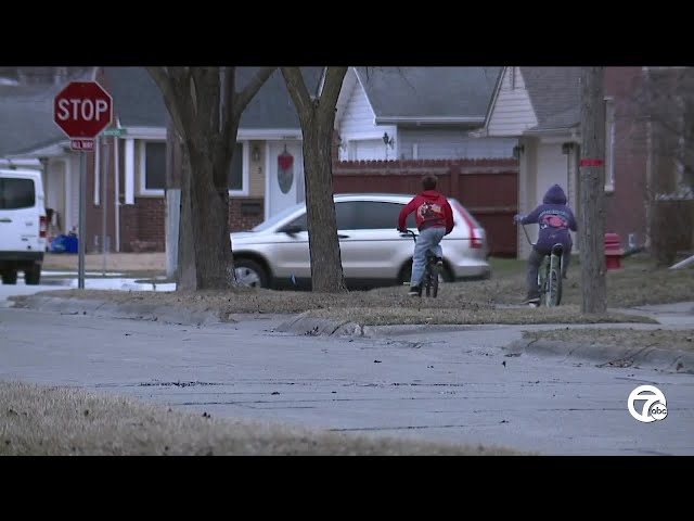 Roseville community on alert after man reportedly offers candy to child near a school