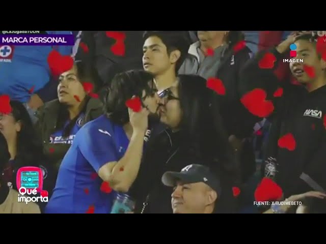 Aficionado del Cruz Azul se hace viral por besar a su novia y su amiga | Qué Importa