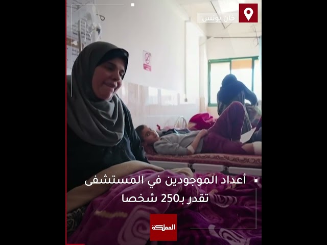 ⁣عملية جراحية على أضواء الهواتف النقالة داخل مستشفى ناصر المحاصر في خان يونس