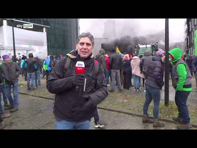 Protesta dei trattori, roghi in centro a Bruxelles