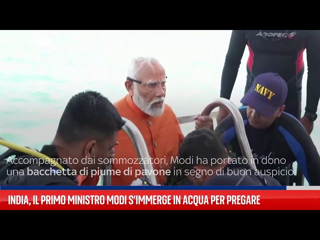 India, il primo ministro Modi s’immerge in acqua per pregare