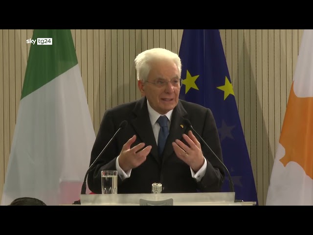 Migranti, Mattarella: "Urgentissimo nuovo patto Ue"