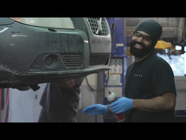 Des travailleurs iraniens au garage