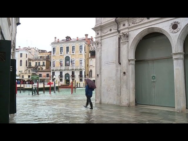 El mal tiempo hace subir el nivel del agua y deja inundaciones en la plaza de San Marcos en Venecia