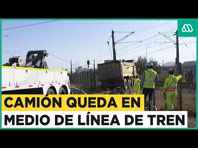 Camión protagoniza accidente y queda en medio de línea de tren en San Bernardo