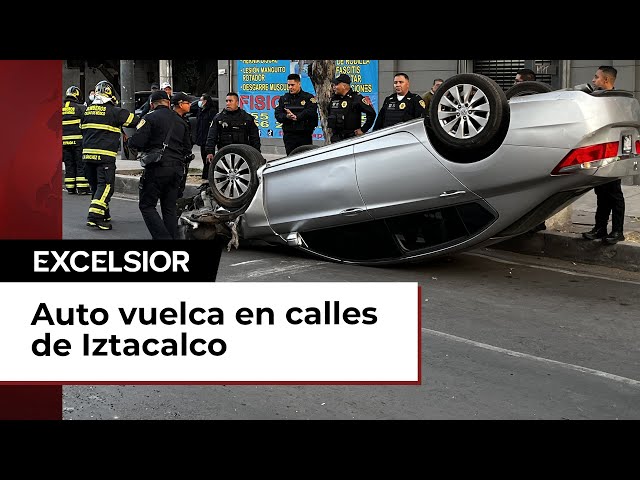 Vehículo se estrella contra otro y vuelca en calles de Iztacalco