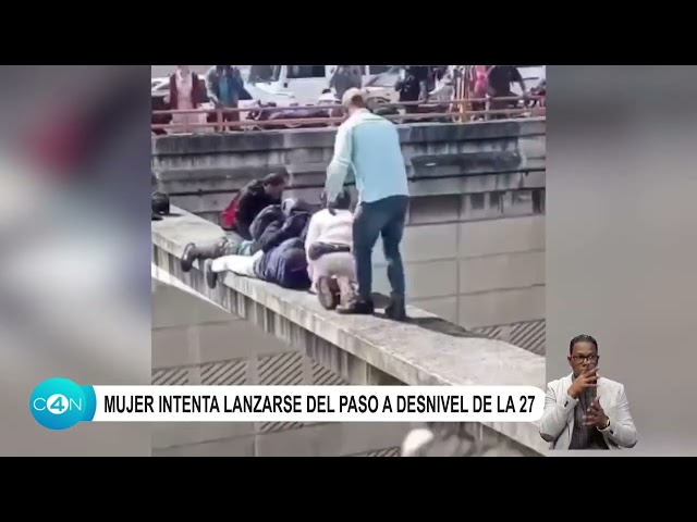 Mujer intenta lanzarse del paso a desnivel de la 27