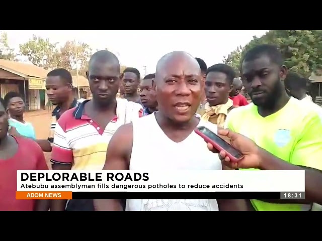 ⁣Deplorable Roads: Atebubu assemblyman fills dangerous potholes to reduce accidents (28-2-24)