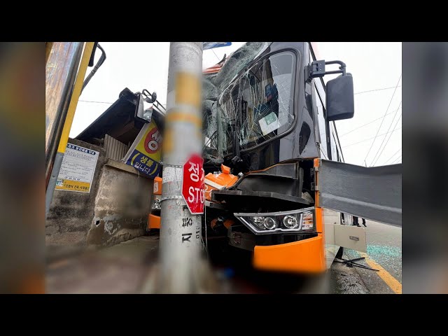 전북 군산서 시내버스가 이정표 충돌…70대 승객 숨져 / 연합뉴스TV (YonhapnewsTV)