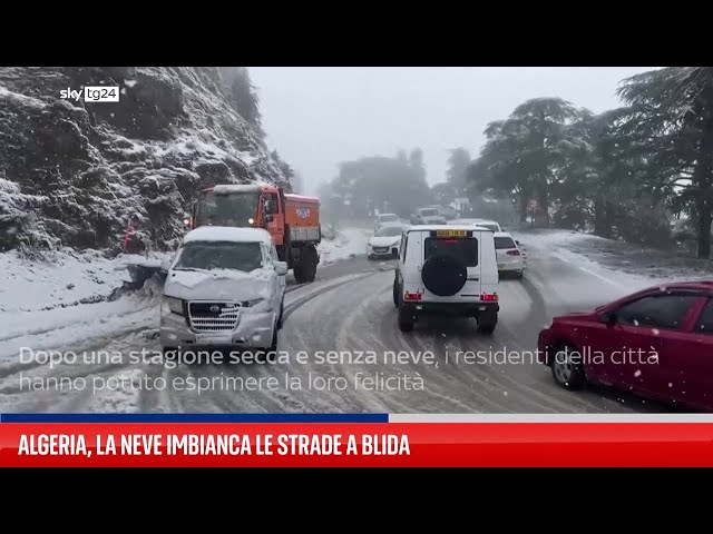 Algeria, la neve imbianca le strade a Blida