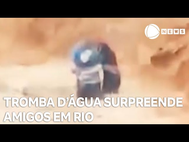 Grupo de amigos é surpreendido por cabeça d'água e fica preso em rio