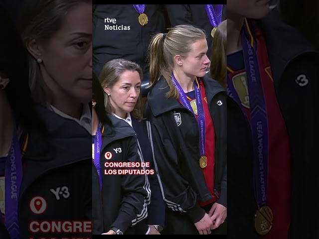 La #SELECCIÓN #FEMENINA en el #HEMICICLO tras ganar la #NATIONSLEAGUE