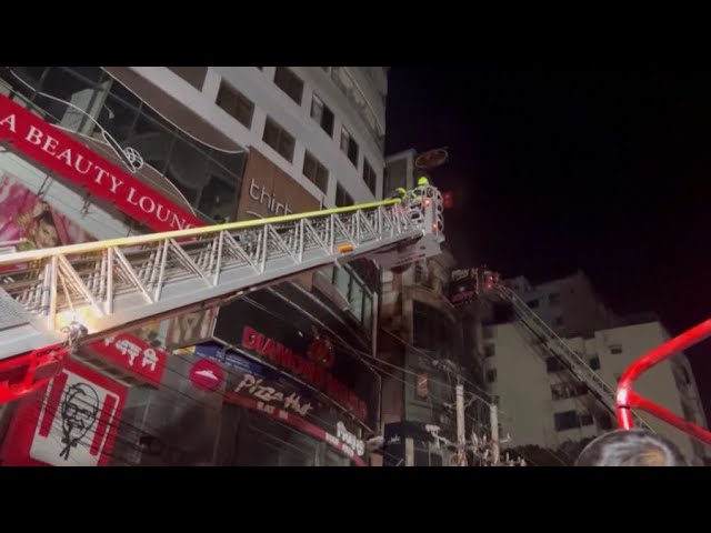 ⁣43 человека погибли при пожаре в торговом центре в Бангладеш