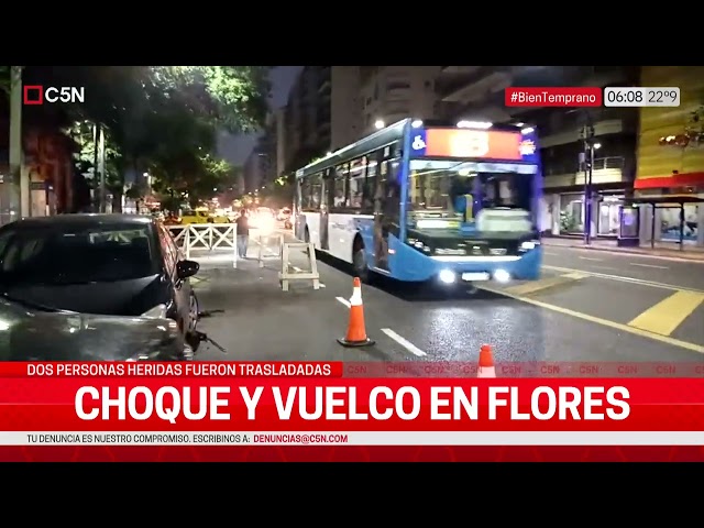 CHOQUE y VUELCO en FLORES: DOS PERSONAS TRASLADADAS