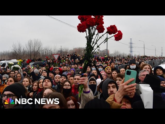 Thousands attend Alexei Navalny funeral as Russian police monitor closely