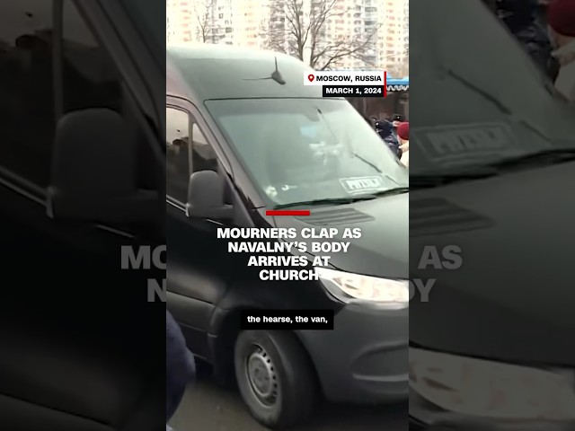 ⁣Mourners clap as Navalny’s body arrives at church