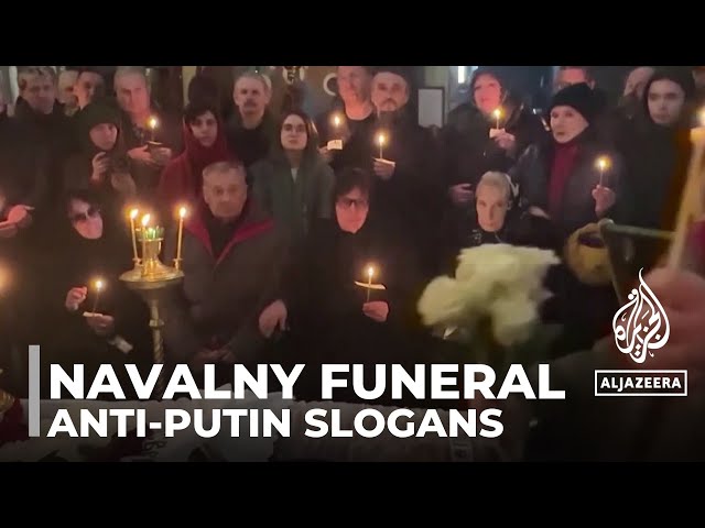 ⁣Funeral of Alexei Navalny: Mourners chant anti-Putin slogans in Moscow