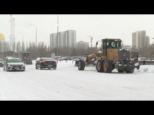 ⁣Снегопад в столице: более двух тыс. дорожных рабочих убирают улицы