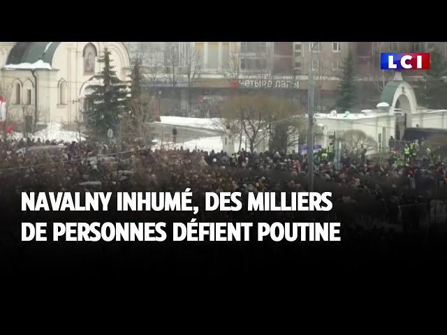 Navalny inhumé, des milliers de personnes défient Poutine