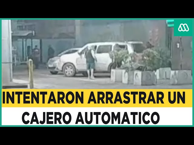 ⁣Fallido intento de robo a cajero automático: Sujetos amarraron lo engancharon a camioneta