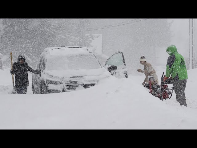 ⁣Massive blizzard howls in the Sierra Nevada; high winds, heavy snow close roads and ski resorts