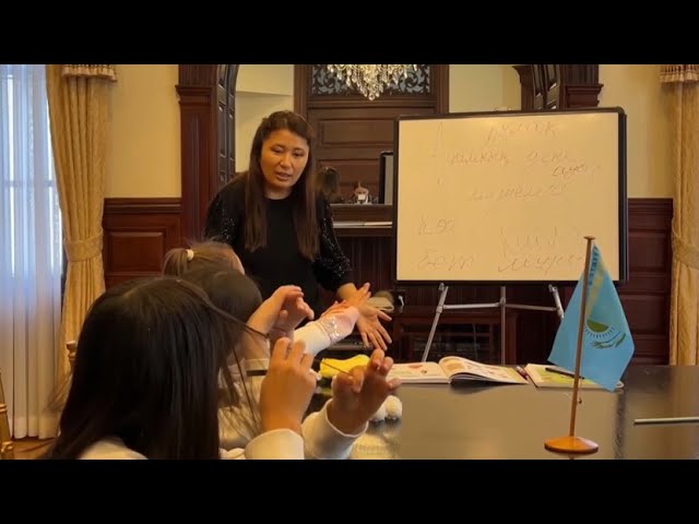 ⁣Уроки казахского языка и домбры организовали в Вашингтоне