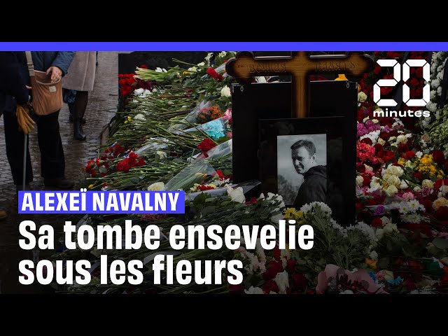 A Moscou, la tombe de Navalny ensevelie sous les fleurs