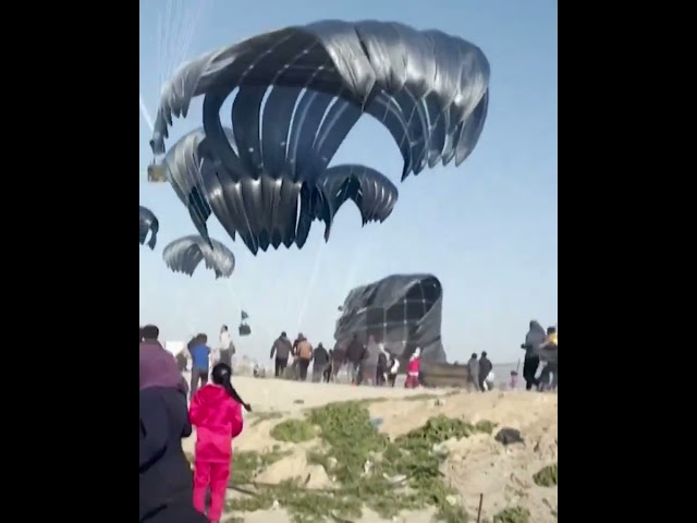 EEUU comienza la operación de ayuda aérea a Gaza con el lanzamiento de 38.000 paquetes de alimentos