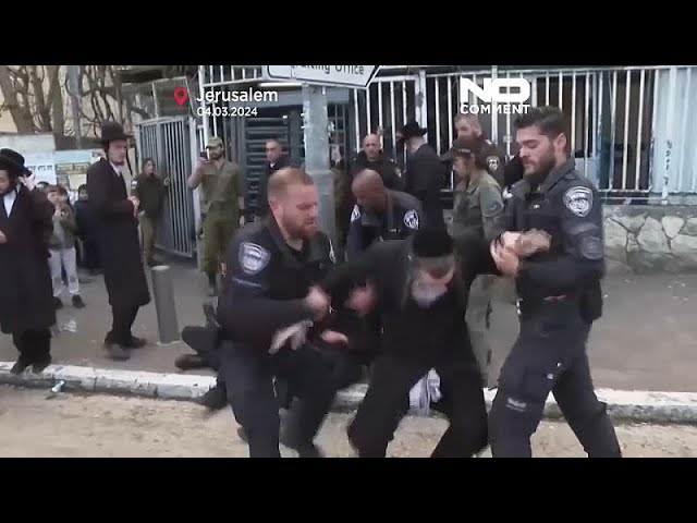 Vídeo. NO COMMENT: La policía israelí desaloja a ultraortodoxos de un centro de reclutamiento