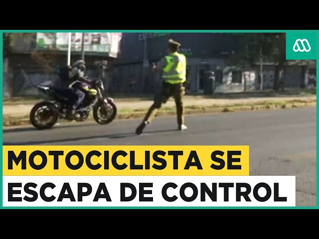 Motociclista se escapa de control policial en vivo