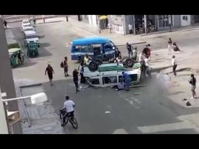 Niño volvía de su primer día de clases y muere tras choque de combis informales