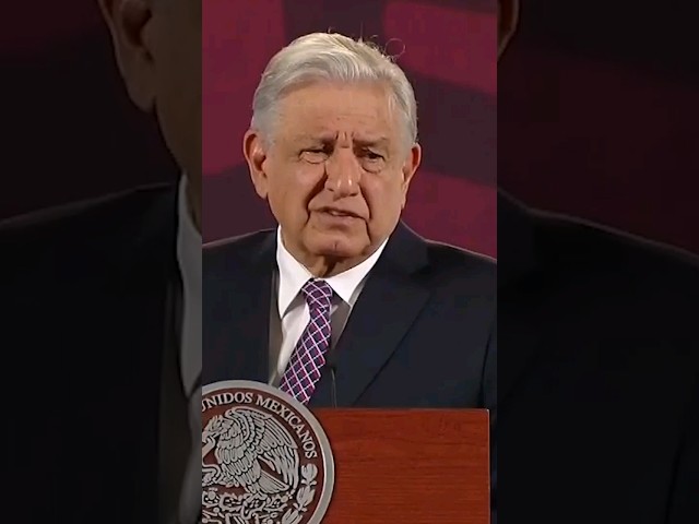 Normalistas irrumpen Palacio Nacional durante la mañanera y así reaccionó López Obrador | Shorts