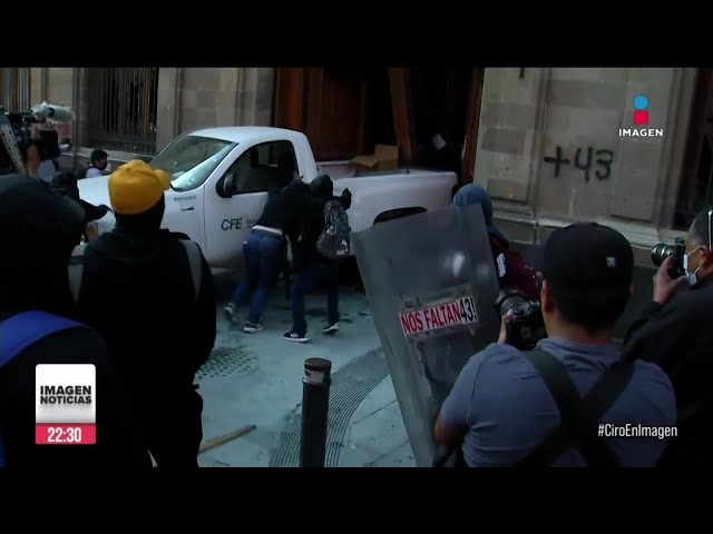 Normalistas de Ayotzinapa tiraron una puerta de Palacio Nacional con una camioneta