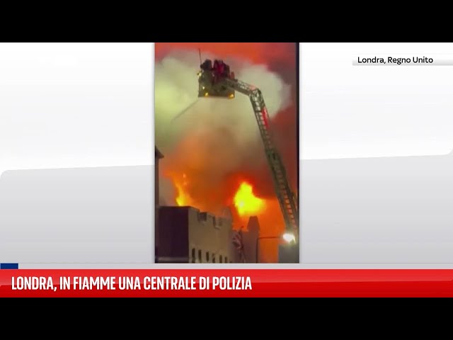 Londra, incendio in una stazione di polizia