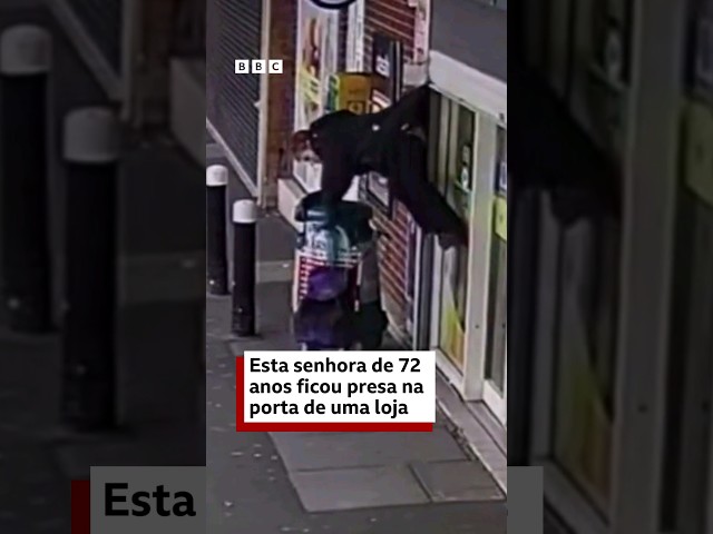 A mulher de 72 anos presa pela porta de uma loja